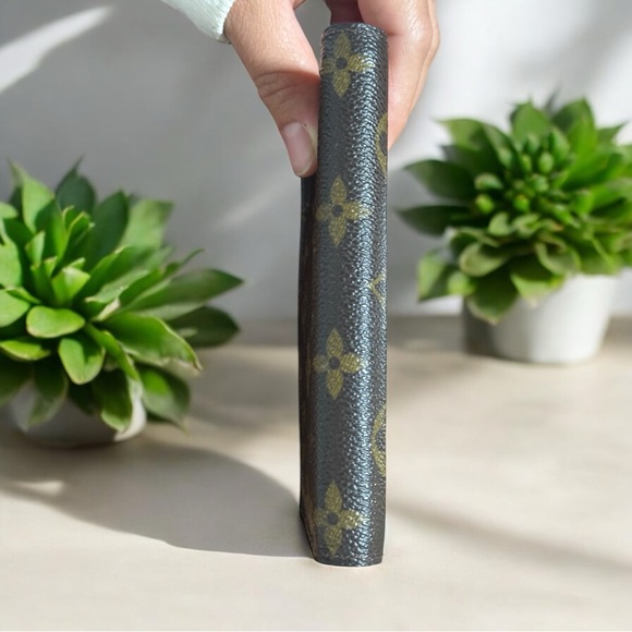 LOUIS VUITTON - Monogram Tri-fold for Men and Women - Picture 12 of 14